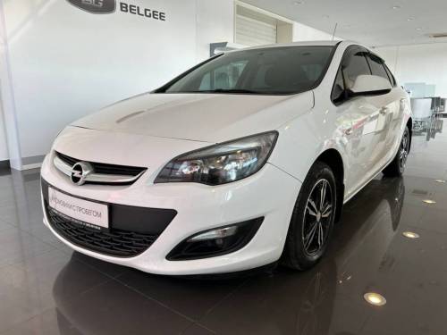 Белый Opel Astra J Рестайлинг