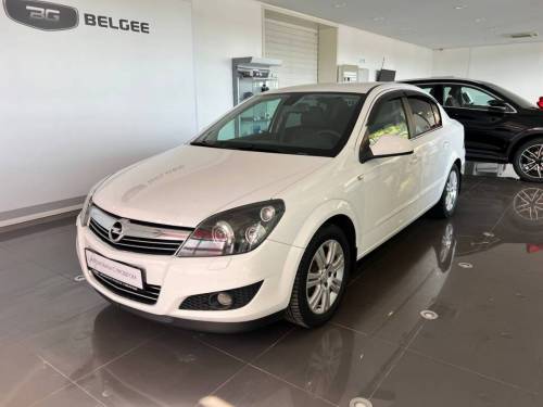Белый Opel Astra H Рестайлинг