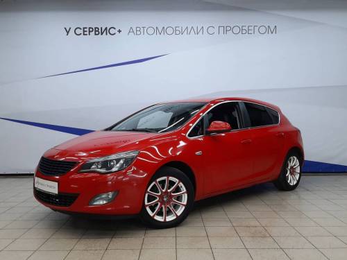 Красный Opel Astra J