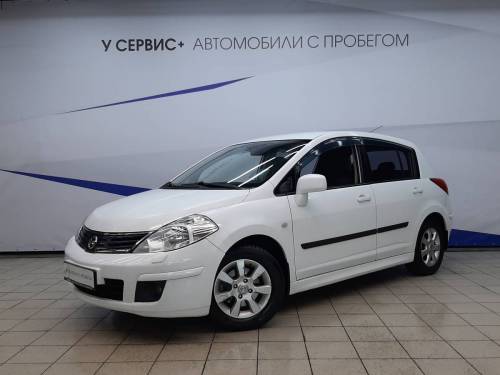 Белый Nissan Tiida I Рестайлинг