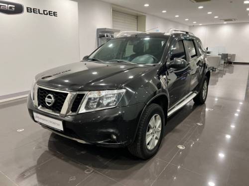 Черный Nissan Terrano III (D10)
