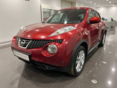 Красный Nissan Juke I