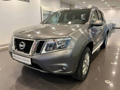 Серый Nissan Terrano III (D10)