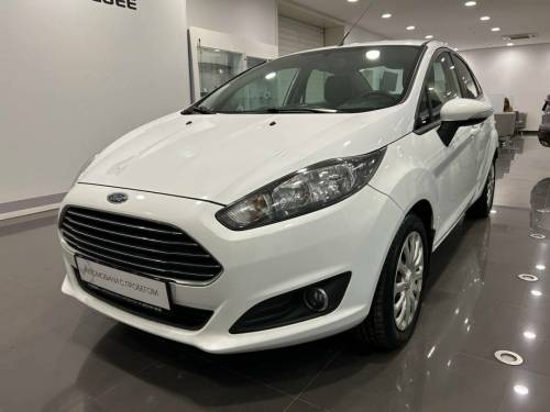 Белый Ford Fiesta Mk6 Рестайлинг