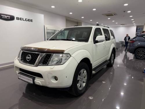 Белый Nissan Pathfinder III Рестайлинг