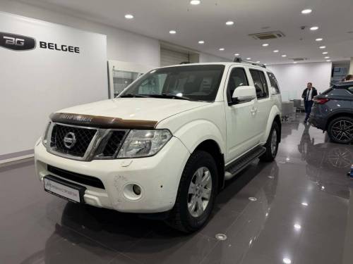 Белый Nissan Pathfinder III Рестайлинг