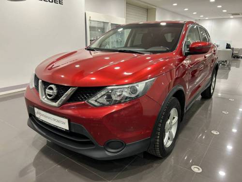 Красный Nissan Qashqai II