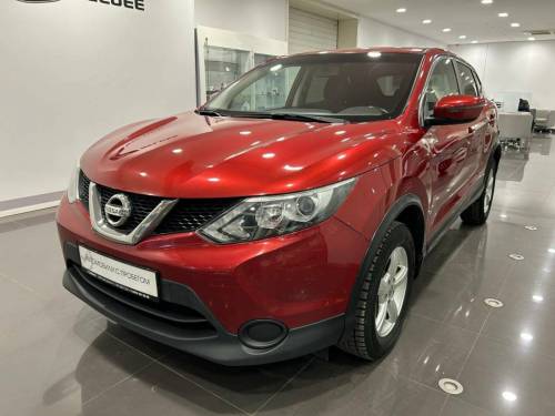 Красный Nissan Qashqai II