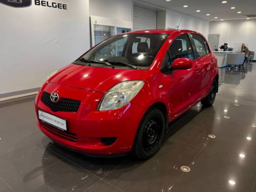 Красный Toyota Yaris II