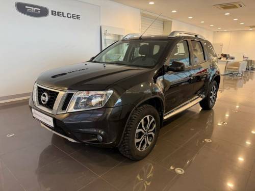 Черный Nissan Terrano III (D10)