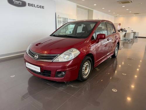 Красный Nissan Tiida I Рестайлинг