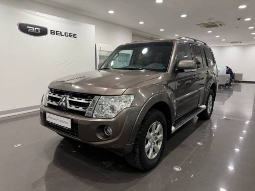 Коричневый Mitsubishi Pajero IV