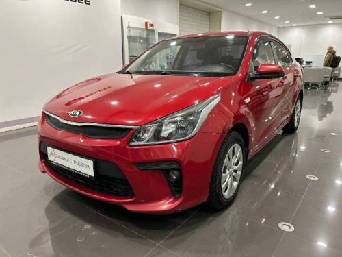 Красный Kia Rio IV