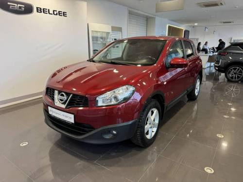 Красный Nissan Qashqai I Рестайлинг
