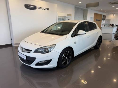 Белый Opel Astra J Рестайлинг