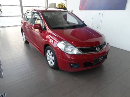 Красный Nissan Tiida I Рестайлинг