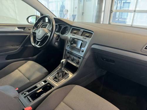 Серый Volkswagen Golf VII