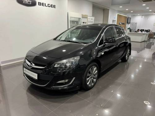 Черный Opel Astra J Рестайлинг