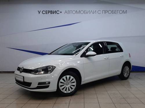 Белый Volkswagen Golf VII