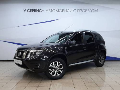 Черный Nissan Terrano III (D10)