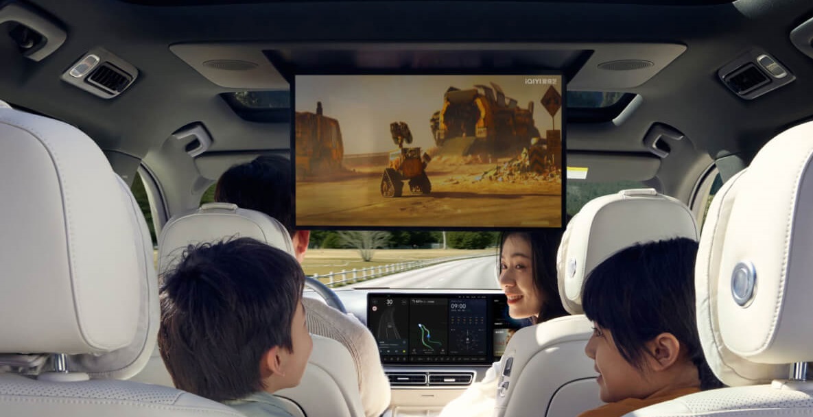 Большой дисплей для пассажиров второго и третьего ряда